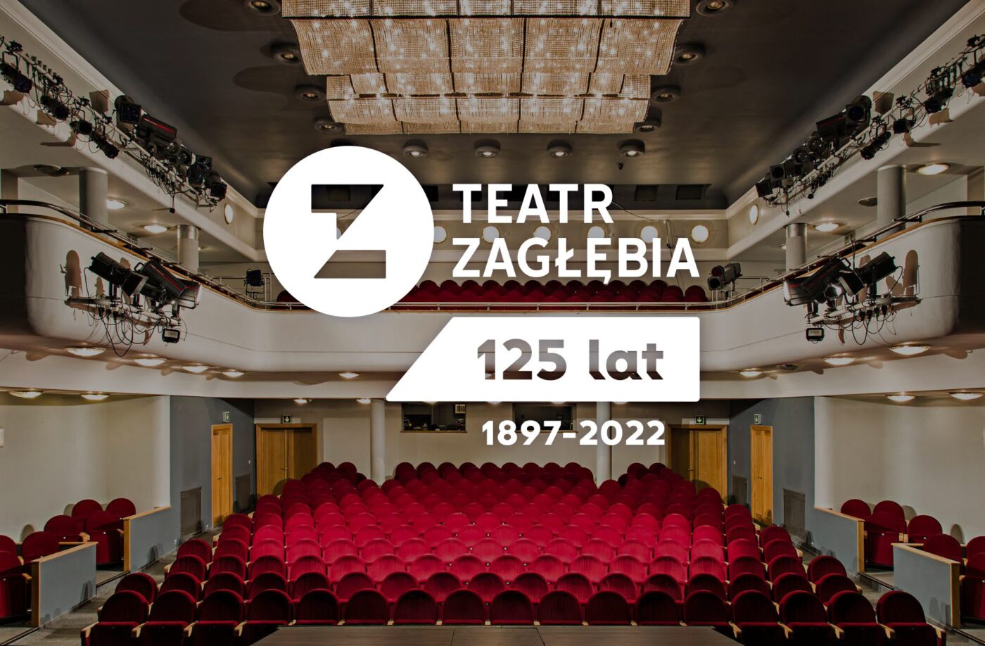 Jubileuszowe logo Teatru Zagłębia - sto dwadzieścia pięć lat, na tle pustej widowni z czerwonymi fotelami.