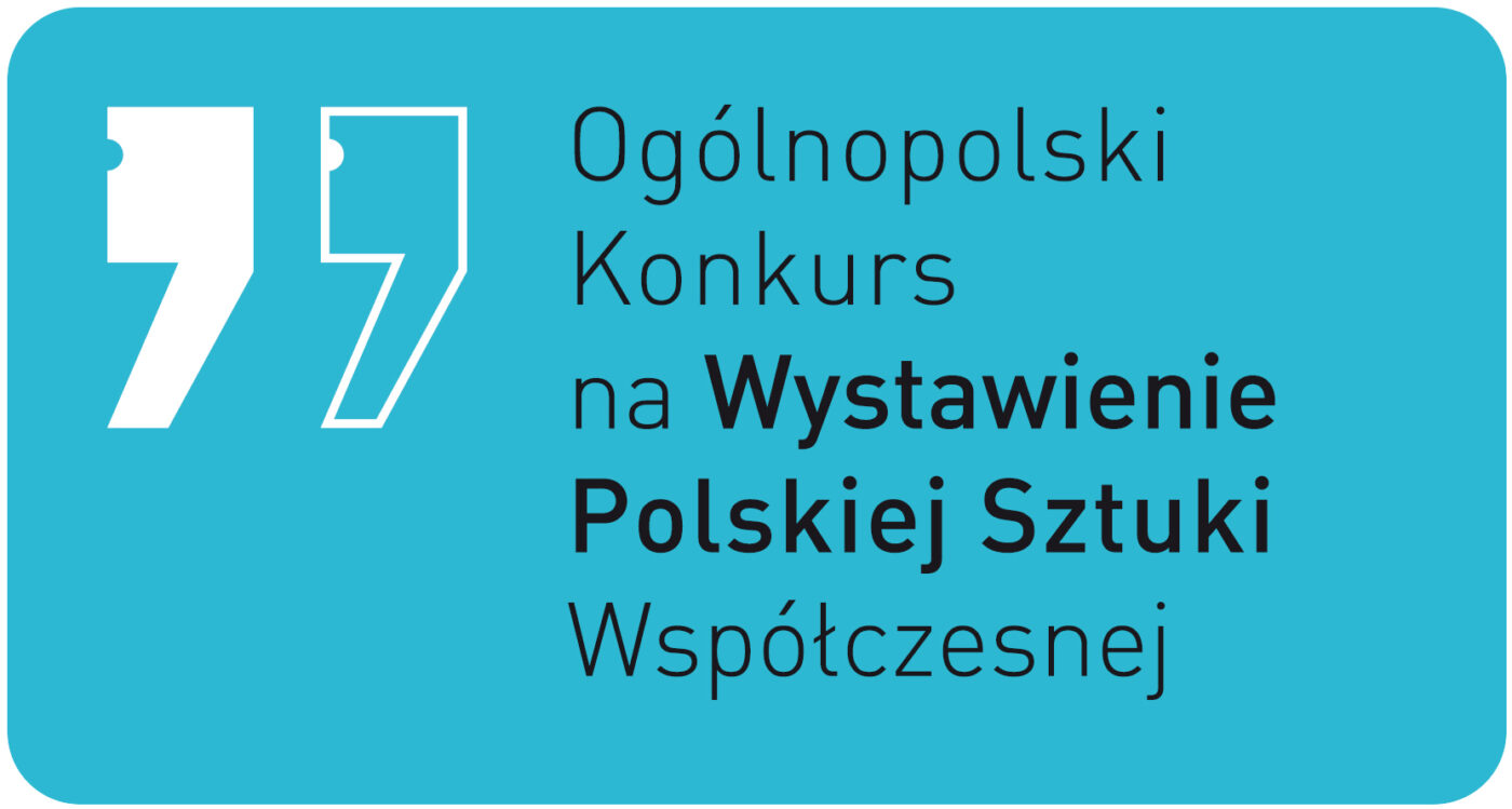 Biały cudzysłów na błękitnym tle. Ogólnopolski Konkurs na Wystawienie Polskiej Sztuki Współczesnej.