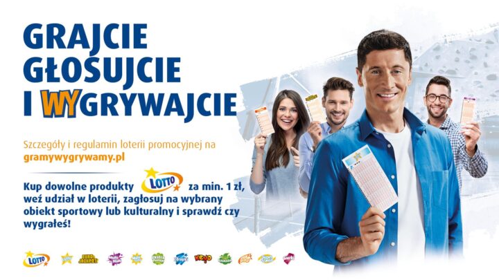 Grafika reklamująca plebiscyt Grajcie Wygrywajcie Lotto. Po lewej stronie Robert Lewandowski w kuponem Lotka. W tle dwaj mężczyźni w ciemnych włosach i jedna kobieta.