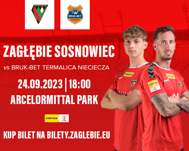 Czerwona grafka klubu piłkarskiego Zagłębie Sosnowiec. Z prawej strony dwóch piłkarzy w strojach piłkarskich, Stoją do siebie plecami.